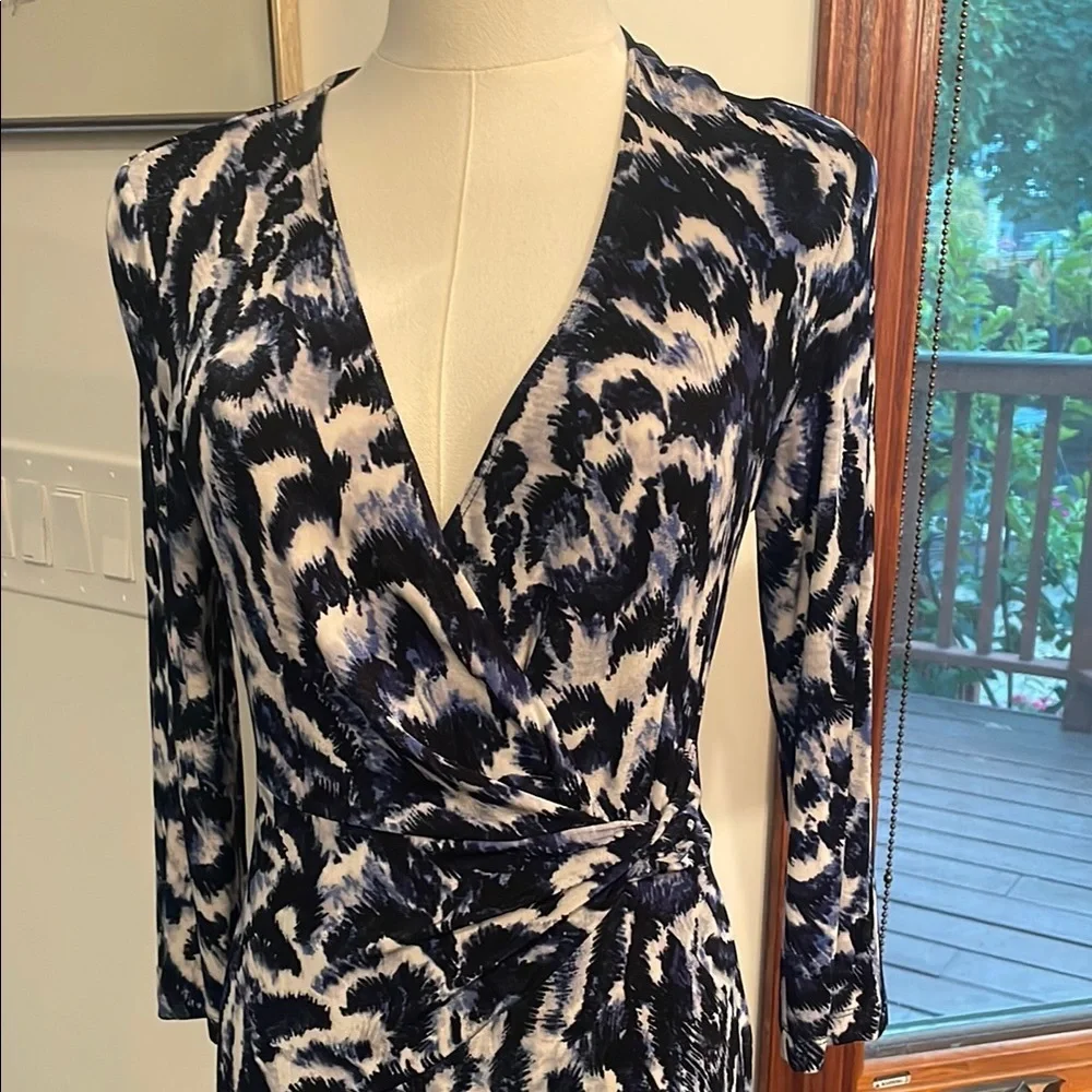 Chico’s Traveler Blue Leopard Faux Wrap Black and White Patterned Dress Size 0 - Picture 2 of 10